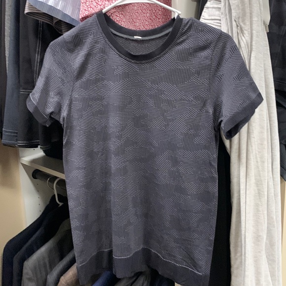 lululemon athletica Tops - Lululemon swiftly relaxed fit shirt sleeve shirt. Size 6.